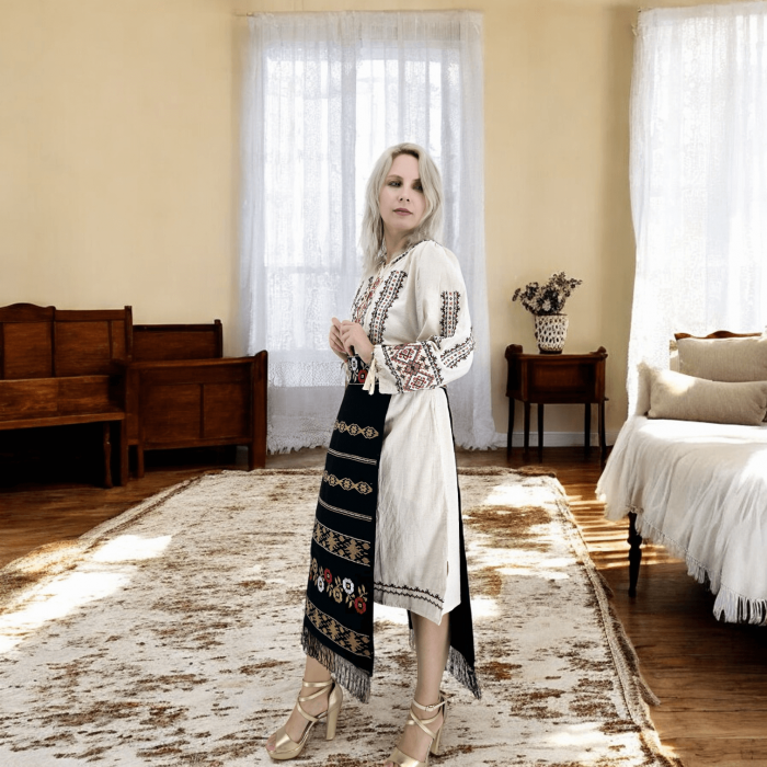 Costum Popular cu broderie traditionala Marioara [10]