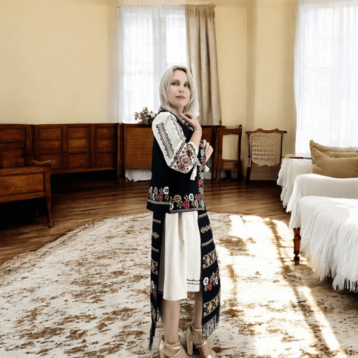 Costum Popular cu broderie traditionala Marioara [3]