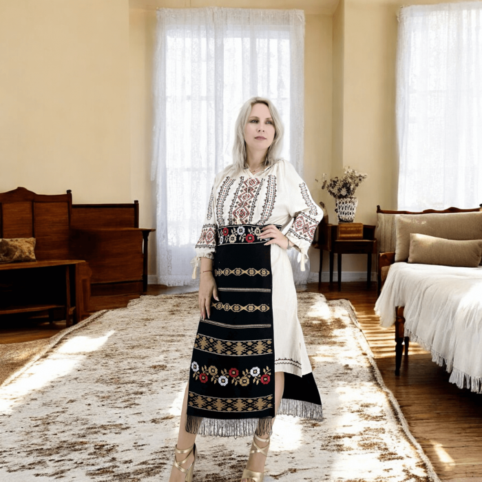 Costum Popular cu broderie traditionala Marioara [7]