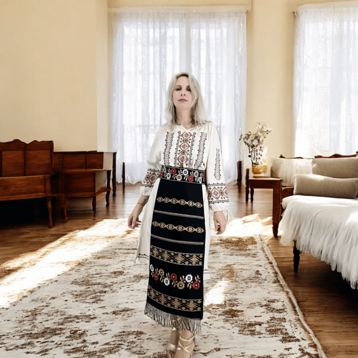 Costum Popular cu broderie traditionala Marioara [11]