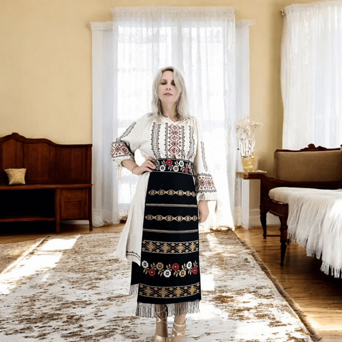 Costum Popular cu broderie traditionala Marioara [8]