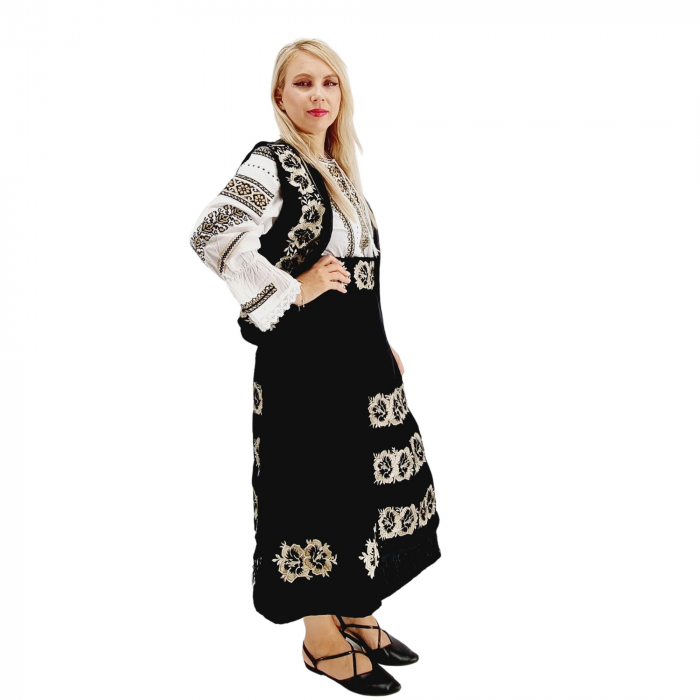Costum Popular din catifea cu broderie traditionala Carmen 2 [9]