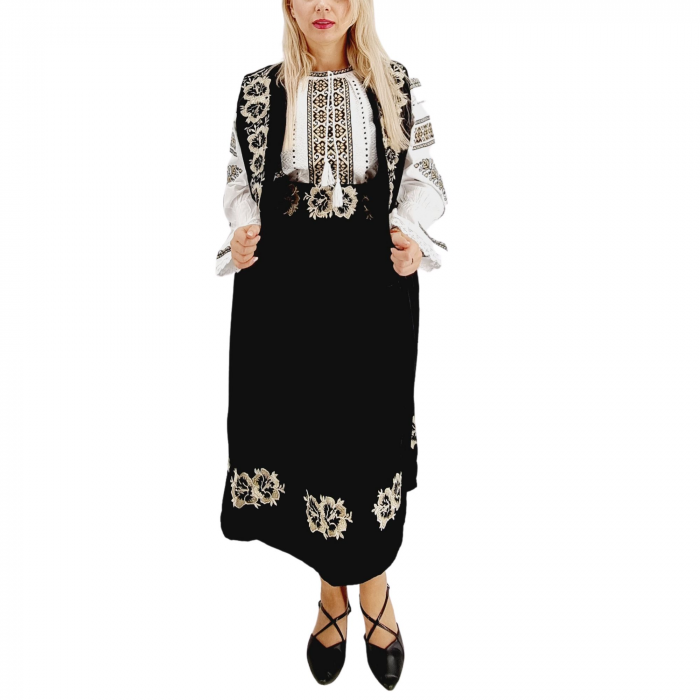 Costum Popular din catifea cu broderie traditionala Carmen 2 [6]