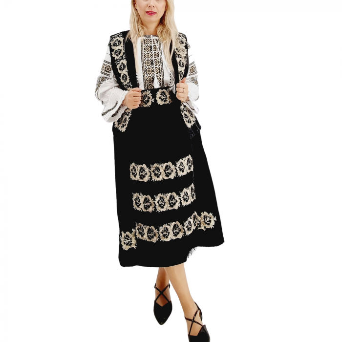 Costum Popular din catifea cu broderie traditionala Carmen 2 [8]