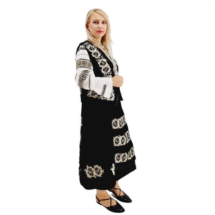 Costum Popular din catifea cu broderie traditionala Carmen 2 [3]