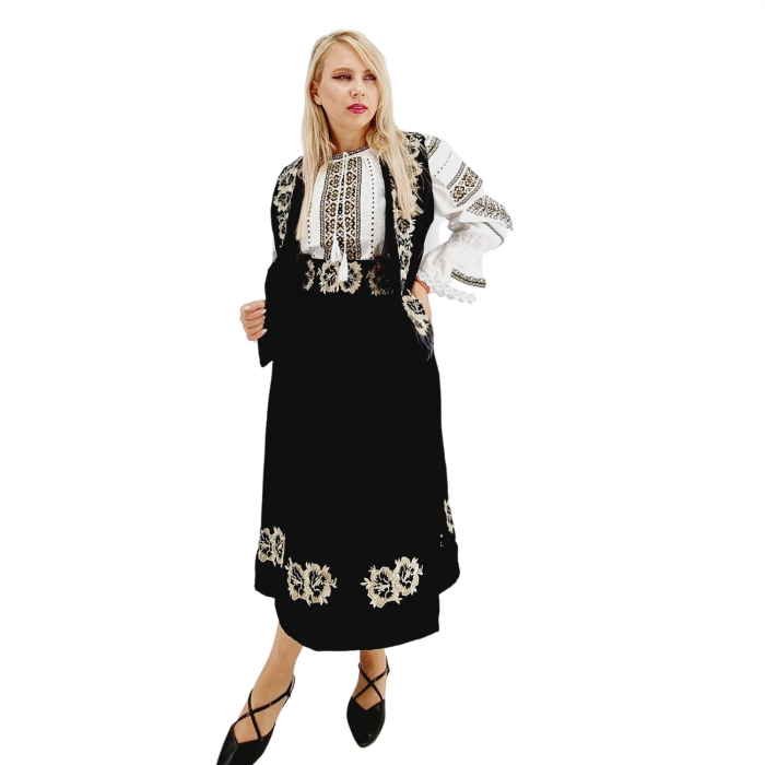 Costum Popular din catifea cu broderie traditionala Carmen 2 [7]
