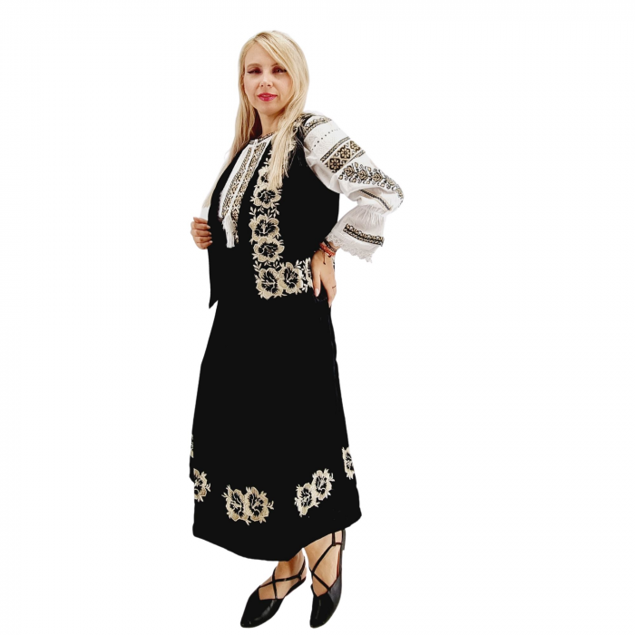 Costum Popular din catifea cu broderie traditionala Carmen 2 [4]