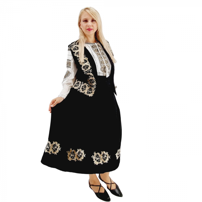 Costum Popular din catifea cu broderie traditionala Carmen 2 [5]