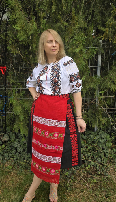 Дамска народна носия с традиционна бродерия Драга [8]