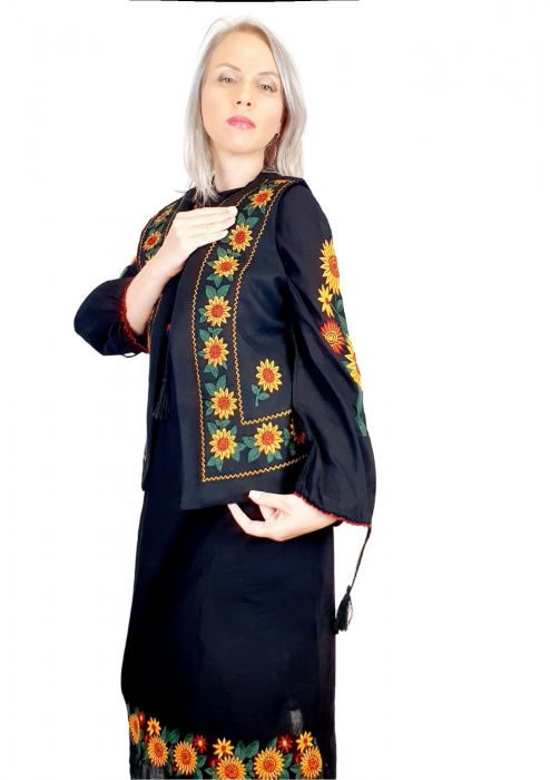 Costum Popular cu broderie traditionala - Prisilla [3]
