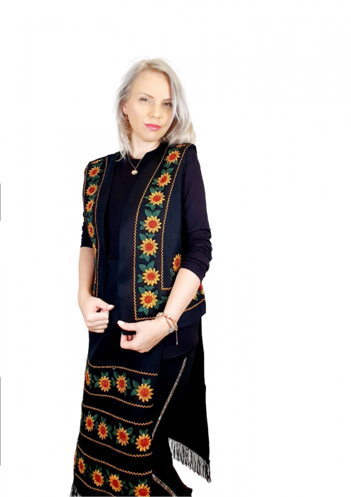Costum Popular cu broderie traditionala - Prisilla [5]