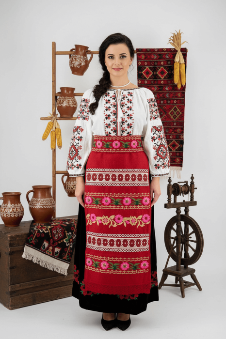 Дамска народна носия с традиционна бродерия Драга [3]
