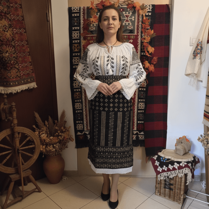 Costum popular format din catrinta , brau si ie - Ciresica 3