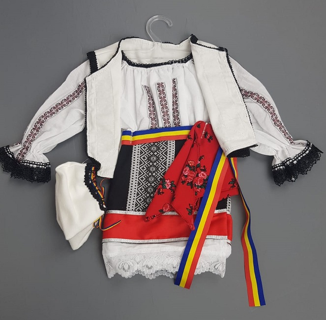 Costum Traditional Fetite Bianca [3]