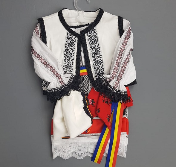 Costum Traditional Fetite Bianca [2]