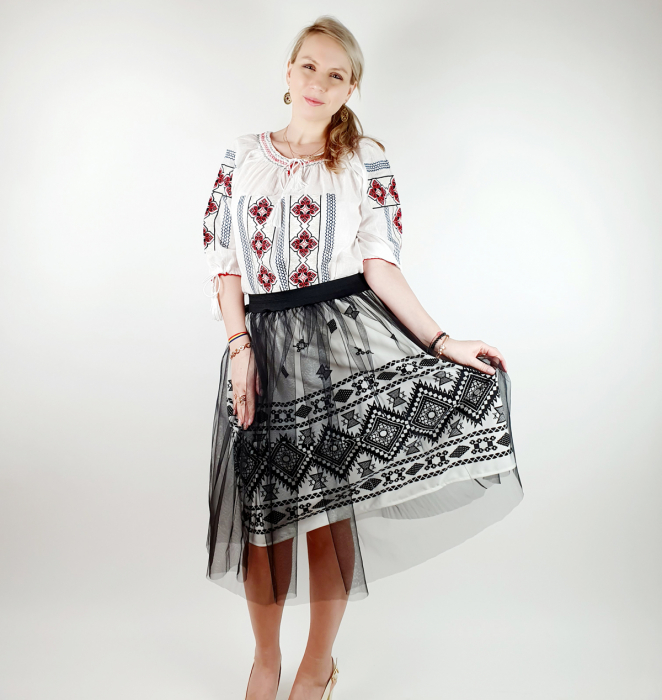 Fusta stilizata cu motive traditionale si tulle