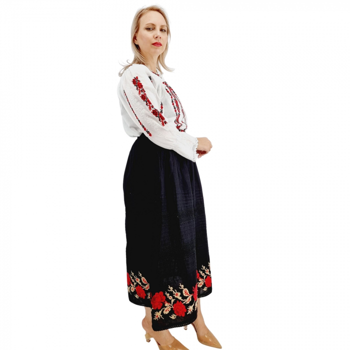 Fusta traditionala Mariuca 5 [3]