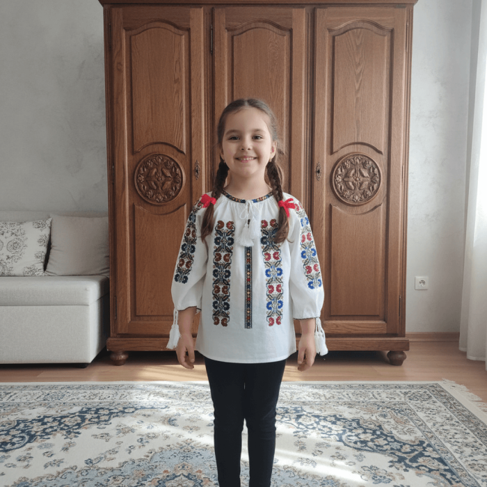 Ie traditionala fetite Tricolor 2
