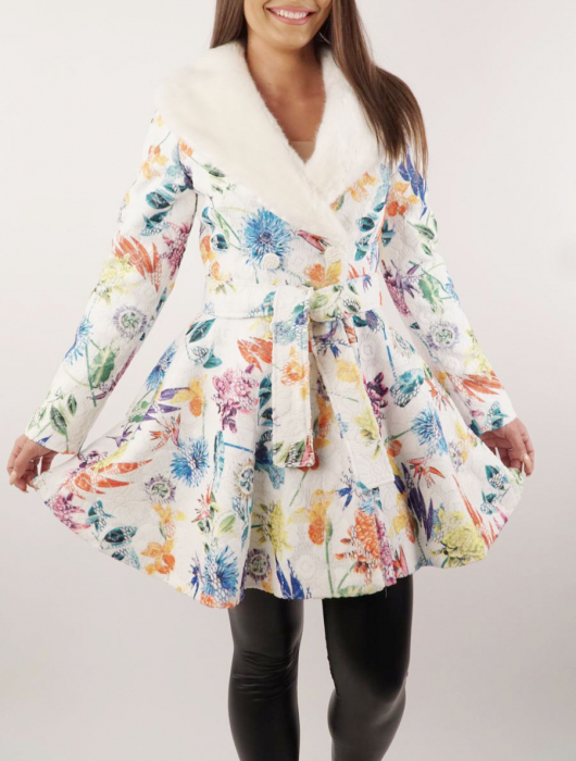 Palton alb cu motive florale