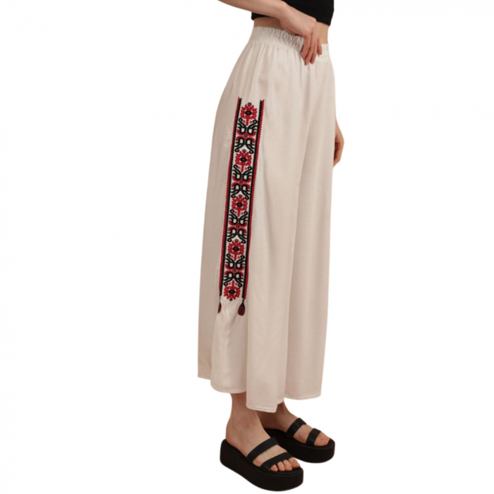 Pantaloni albi de vara cu broderie rosie [2]