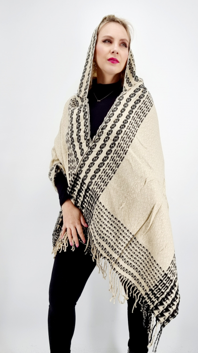 Poncho dama cu gluga crem 2 [3]