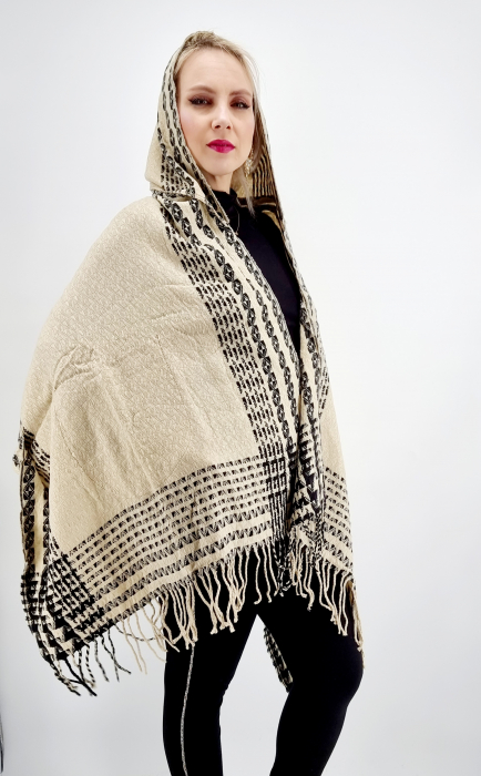 Poncho dama cu gluga crem 2 [4]