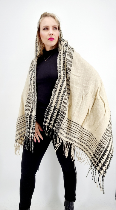 Poncho dama cu gluga crem 2 [6]