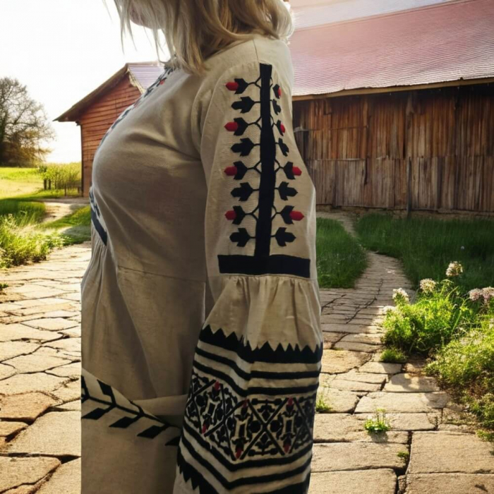 Rochie tradițională Dor de Sat cu broderie neagră și roșie [6]