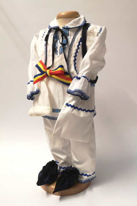 Set Costum National Victoras 7, lumanare , trusou si cutie botez traditional [3]