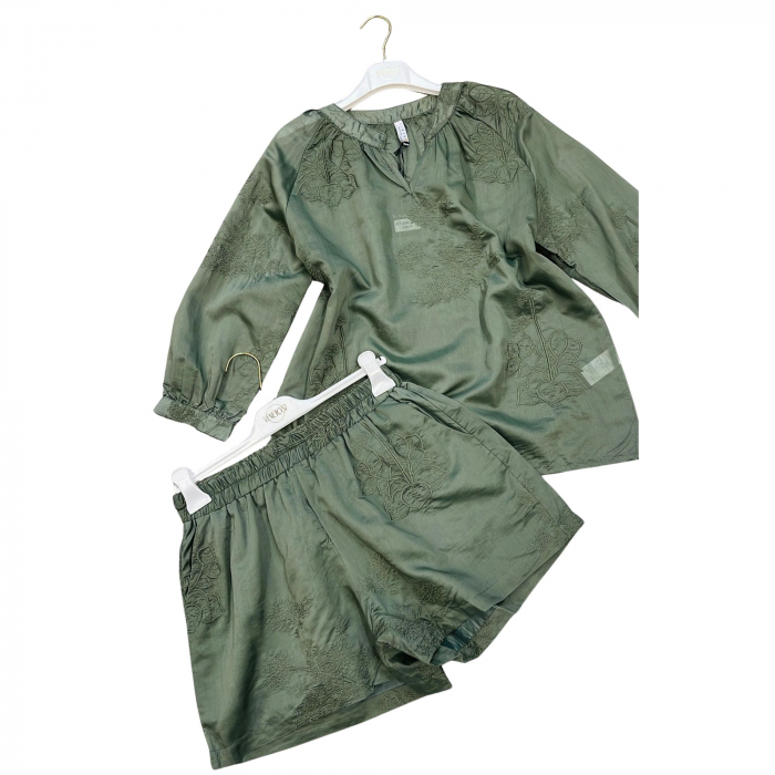 Set “Flori de Mătase” - Bluză și pantaloni scurți brodați [2]