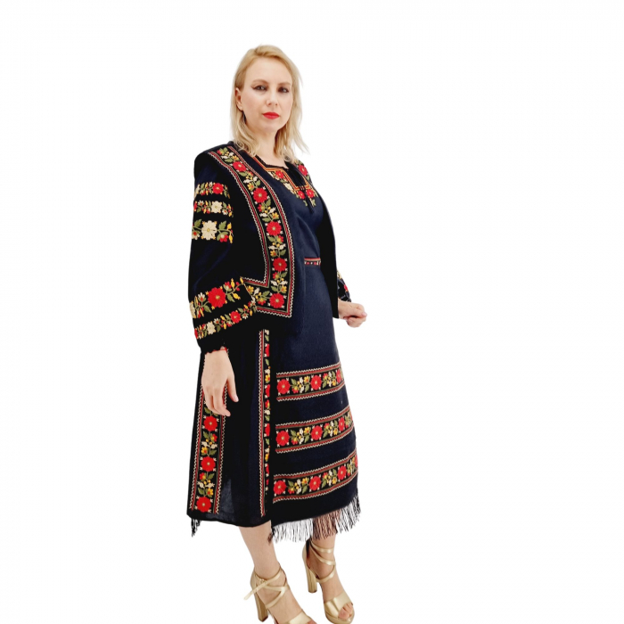 Costum Popular cu broderie traditionala Isadora - 5 piese [2]