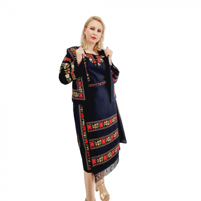 Costum Popular cu broderie traditionala Isadora - 5 piese [3]