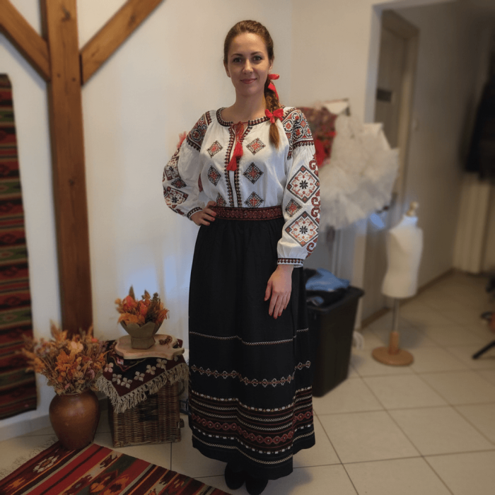 Set traditional format din ie si fusta 235