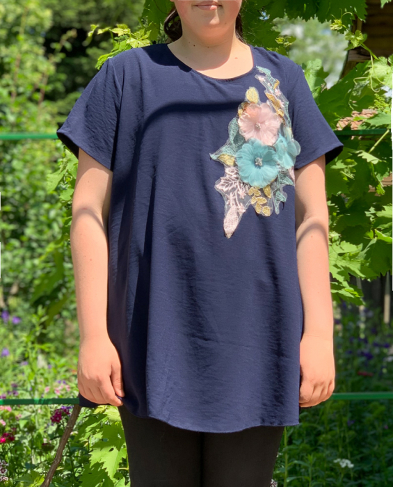 Tricou cu flori aplicate - bleumarin