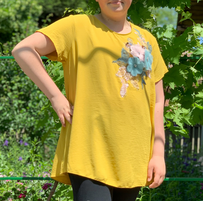Tricou cu flori aplicate - galben