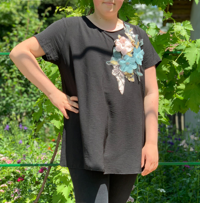 Tricou cu flori aplicate - negru