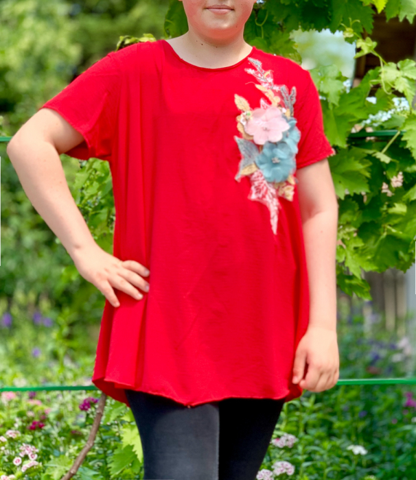 Tricou cu flori aplicate - rosu