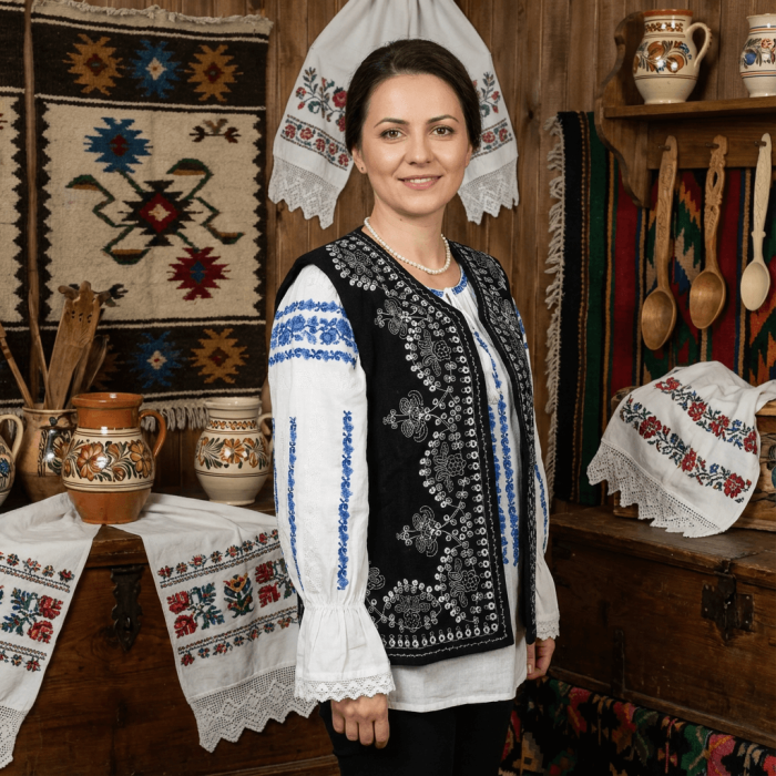 Vesta din stofa traditionala Carmen10 [2]