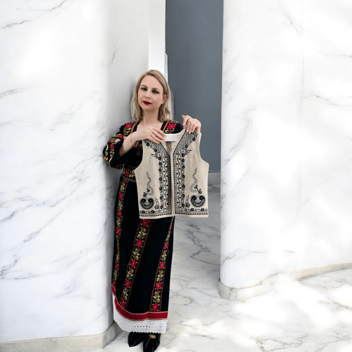 Vesta crem traditionala pentru copii cu broderie neagra [2]