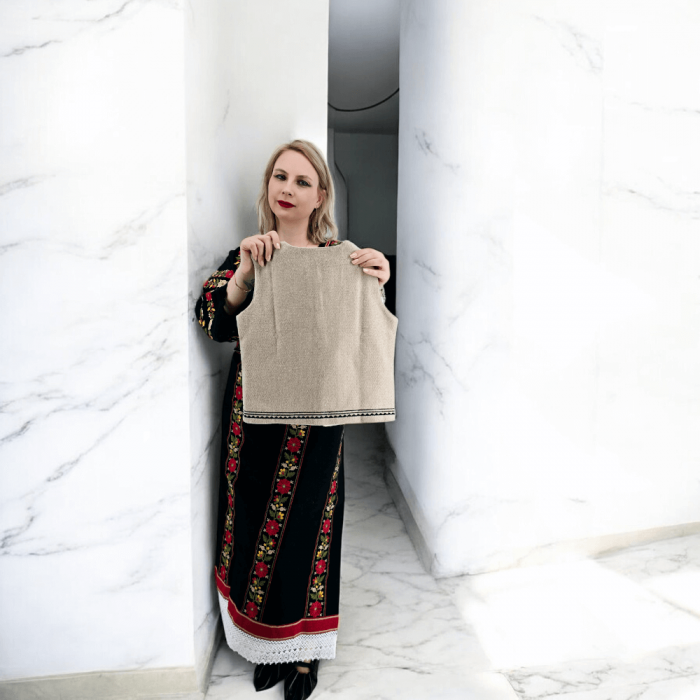 Vesta crem traditionala pentru copii cu broderie neagra [3]