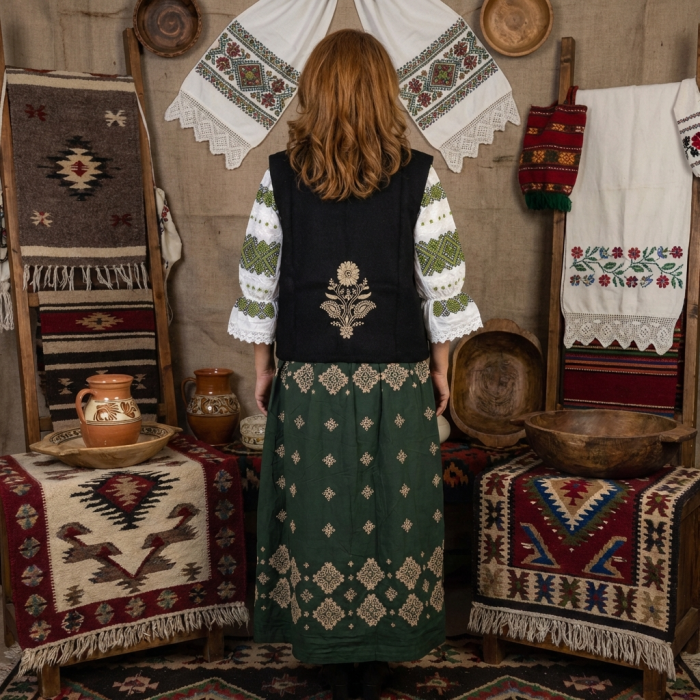 Vesta traditionala Adriana [2]