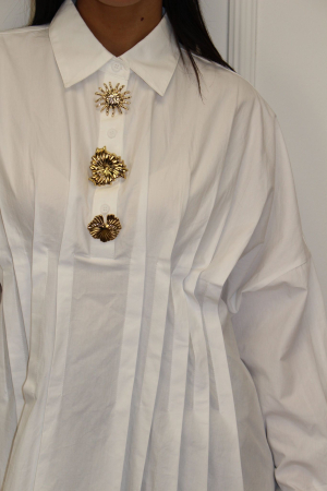 Елегантна бяла риза с декоративни златни детайли [2]