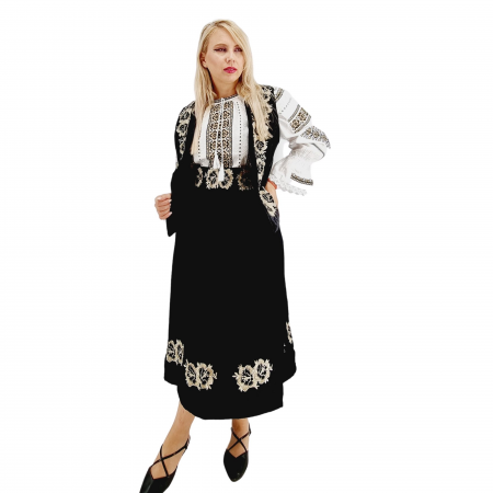 Costum Popular din catifea cu broderie traditionala Carmen [6]