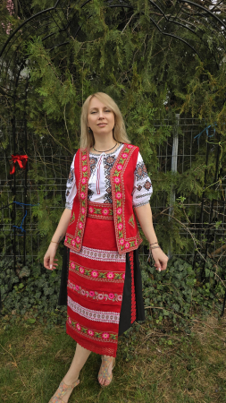 Дамска народна носия с традиционна бродерия Драга [4]