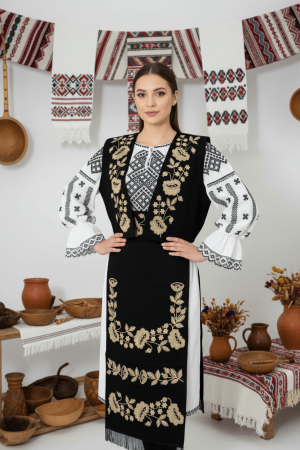 Femei - Costum Popular cu broderie traditionala Sidonia 5