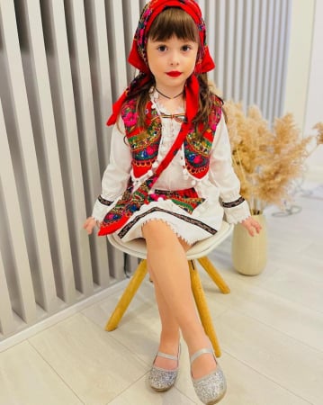 Costum popular fetite Maria format din 5 piese ( 1 ani si 8 ani ) [2]