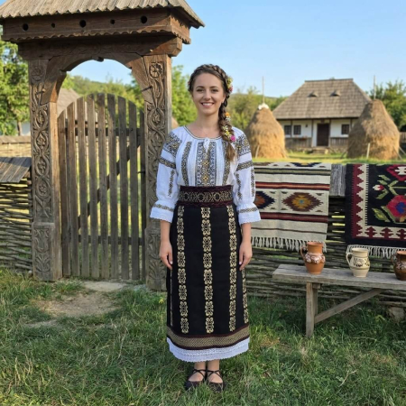 Costume populare - Costum popular format din catrinta , brau si ie - Nadia 3