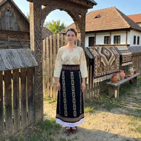 Costume populare - Costum popular format din catrinta , brau si ie - Nadia