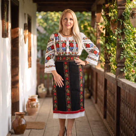 Femei - Costum popular format din catrinta , brau si ie - Roberta 4