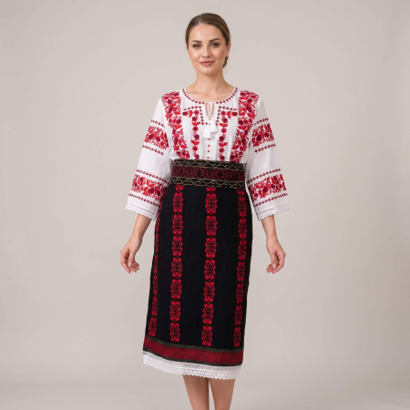 Femei - Costum popular format din catrinta , brau si ie - Paula